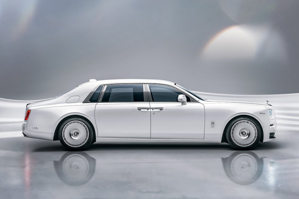 Luxusrészletekkel hódít az új Rolls 32
