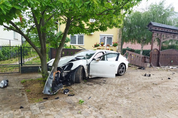 A villanyoszlop állította meg a rendőrök elől menekülő porschést 2