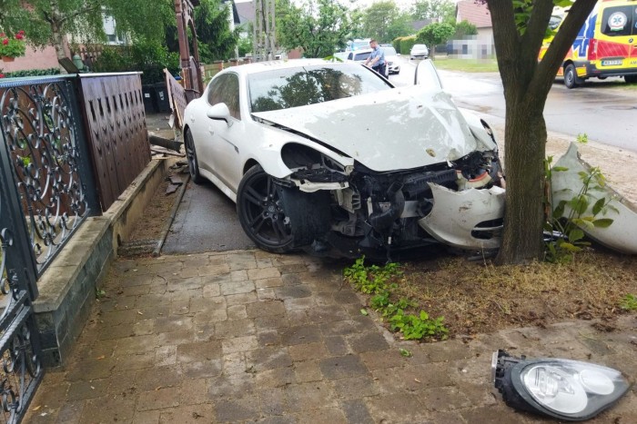 A villanyoszlop állította meg a rendőrök elől menekülő porschést 1