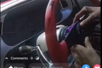 Menet közben kapta le a kormányt élőben videózva