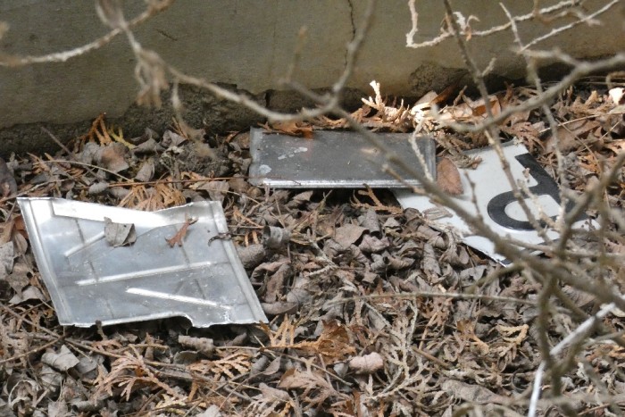 Parkoló autók rendszámtábláit tépkedte le egy gyömrői férfi