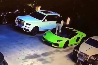 Beivott, luxusautókkal hadakozott, a gatyája is rámehet