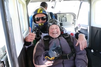 103 évesen ugrott ejtőernyővel egy nő 