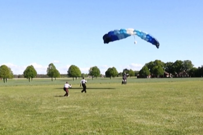 103 évesen ugrott ejtőernyővel egy nő 1