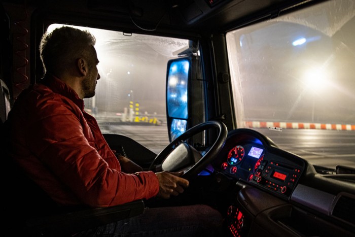 Árokba lökte a Fordot, körülnézés nélkül lelépett 1 Árokba lökte a Fordot, körülnézés nélkül lelépett 1