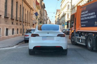 Több mint 1 millió autót hív vissza a Tesla, az is megvan, hogy miért