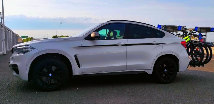 20 milliós BMW-vel akarta elhagyni az országot, nem sikerült 1