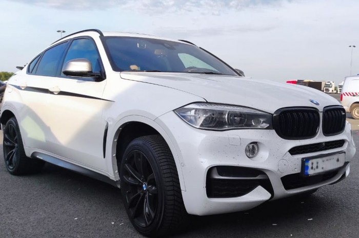 20 milliós BMW-vel akarta elhagyni az országot, nem sikerült