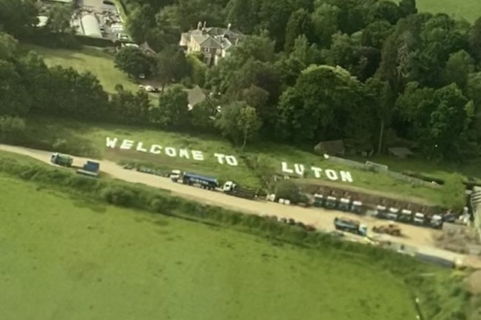 Pánikot okozott a repülőn egy egyszerű felirat