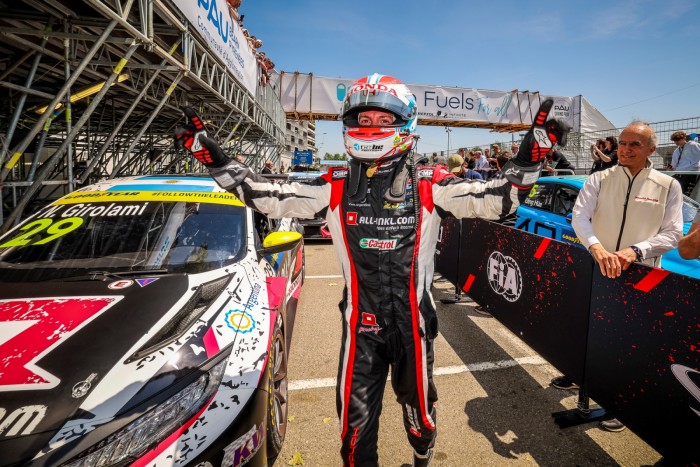 A győzelemért harcolva ütköztek Micheliszék 1 Néstor Girolami WTCR 2022 Pau Münnich Honda