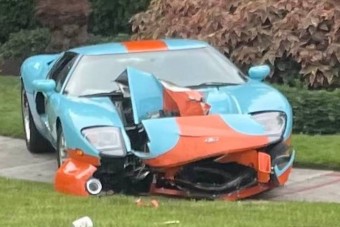 Jogsi nélkül törte rommá 250 milliós Fordját egy pálmafán