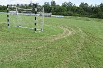 Driftelők szántották fel a bátaszéki sportpályát