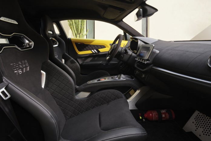 Raliveteránnak öltözött a francia sportkupé 7