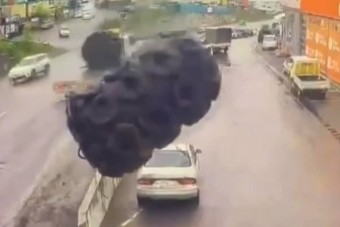 Szürreális balesetben lapult ki egy Mitsubishi Oroszországban