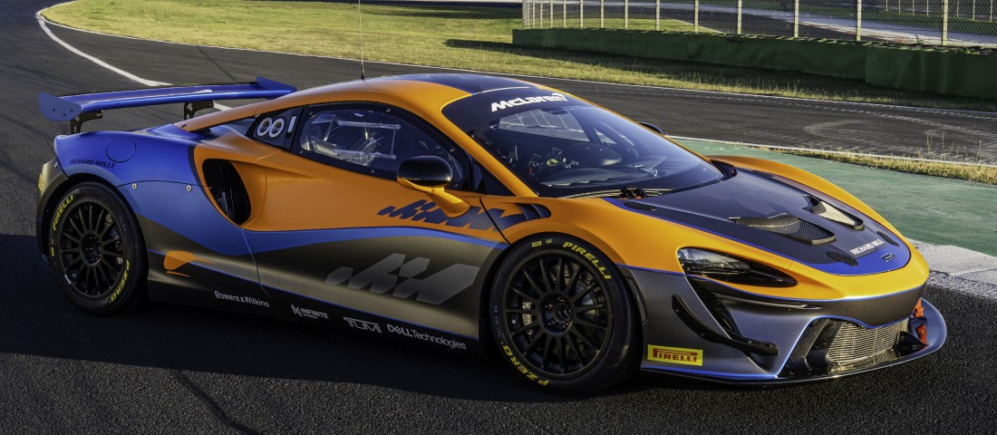 Ez a versenyautó elkerüli az ütközést