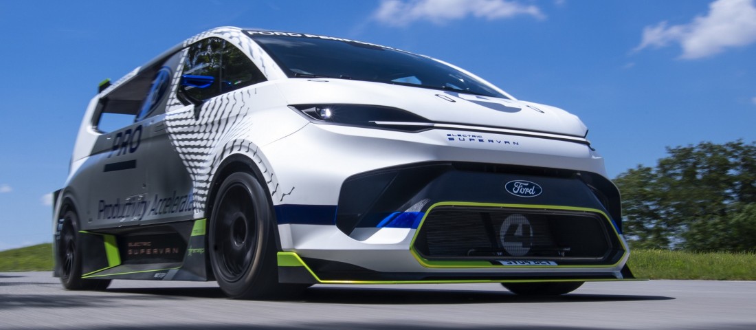 Olyan furgont épített a Ford, ami gyorsabb a Ferrariknál