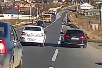 Lassú rendőr bosszantotta fel az autóst, végül villant a kék