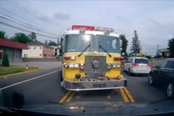 Az egész internet kiakadt a tűzoltóval kekeckedő autóson