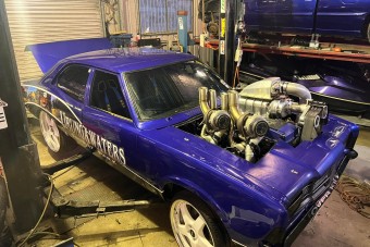 Ez a dupla turbós, kompresszoros szörny a hátsó gumik felrobbantására született