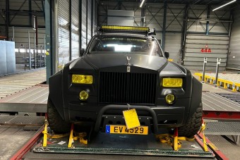 Meghökkentő látvány ez a hatkerekű Rolls-Royce