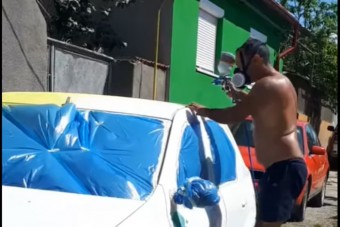 Sírva röhögős autófestést mutat be a hokedlis háztáji mester