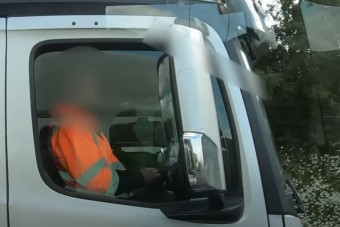 Vezetés közben tekert magának cigit a kamionsofőr