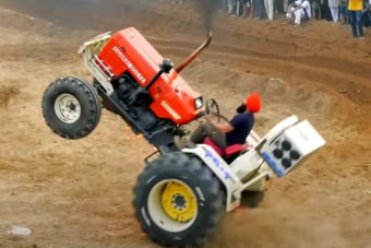 Szó szerint táncoltatják a traktorokat ezek az eszement sofőrök