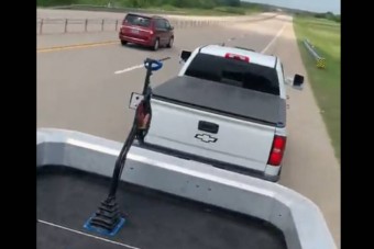 Őrült ötlettel reagáltak az autópályán kifogyó benzinre