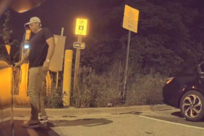 Aljas szemétséget követtek el egy villanyautóssal szemben