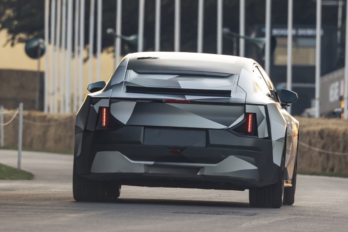 900 lóerős családi autó készül 7