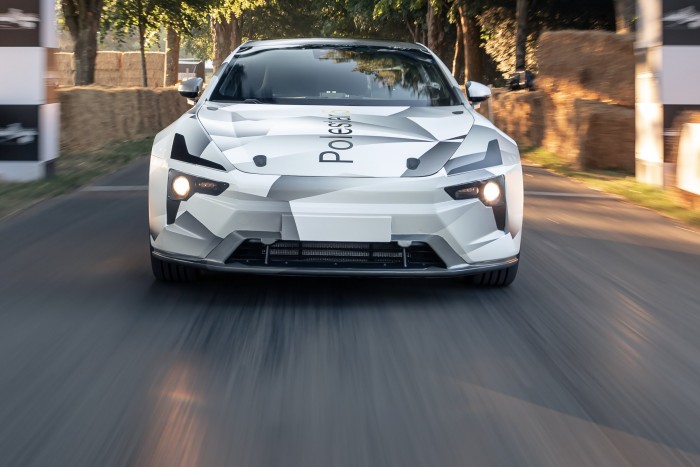 900 lóerős családi autó készül 6