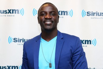 Magyarországra jön a magáról városokat elnevező énekes