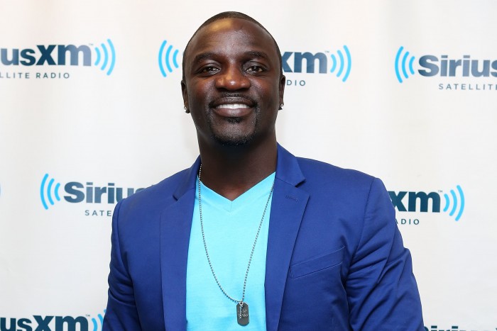 Magyarországra jön a magáról városokat elnevező énekes