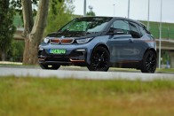 Túl fiatal, hogy öreg legyen – BMW i3S 31