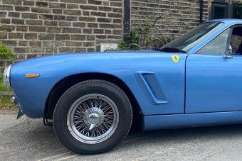 Jó ötlet volt Ferrari-kabátot adni egy BMW-re?