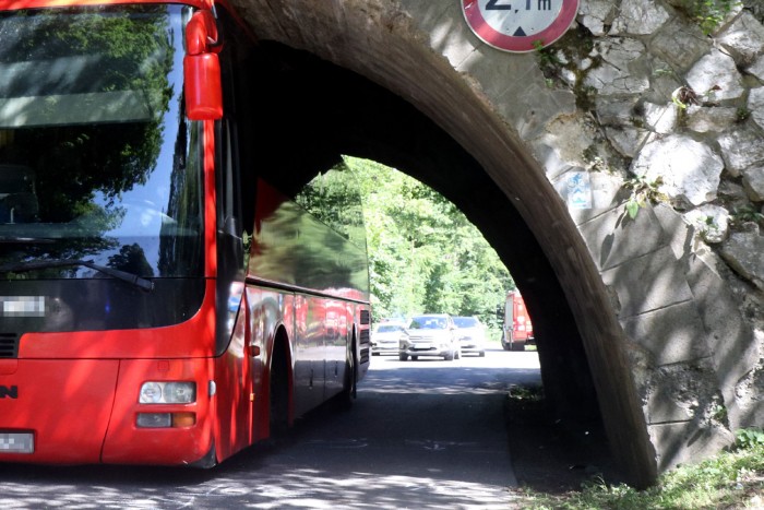 Busz szorult a bükki alagútba