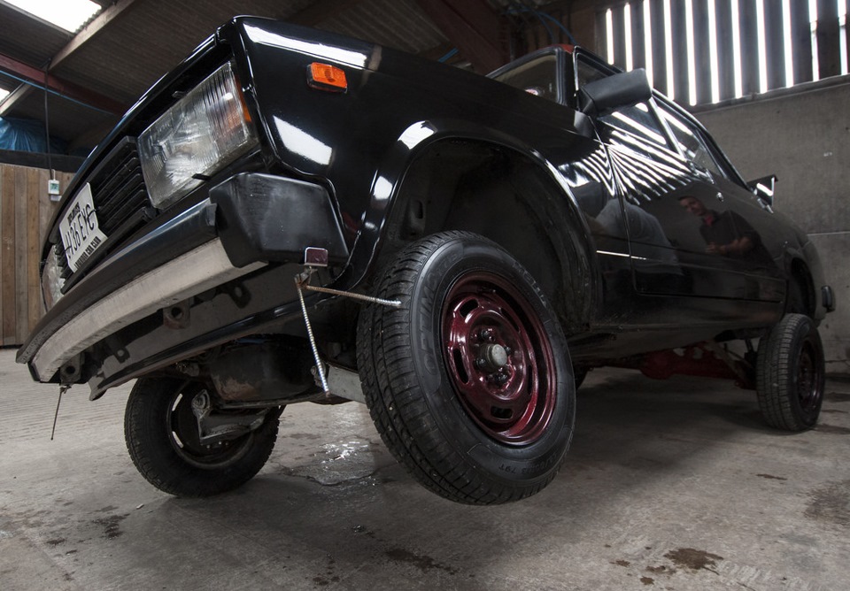 Komoly lett a kerékre állva integető lowrider Lada 2