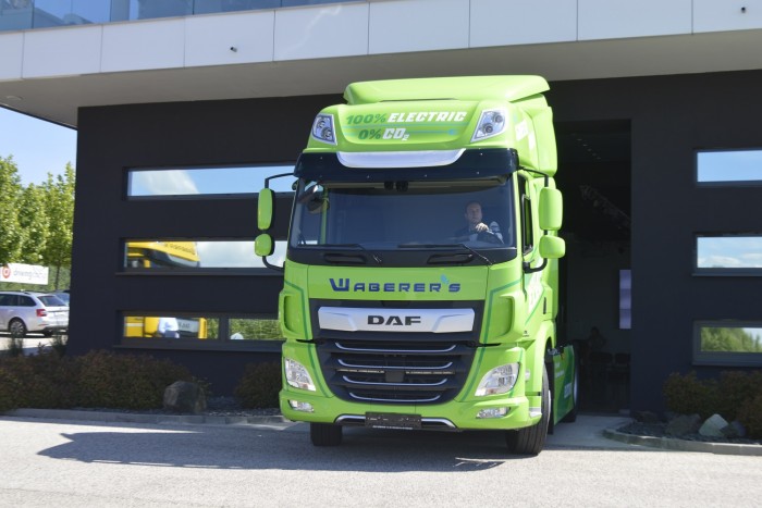 Zöld nyerges vontatót kapott a Waberer’s