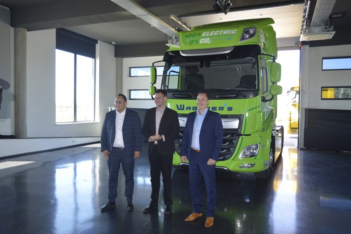 Zöld nyerges vontatót kapott a Waberer’s 3 | Vezess Zöld nyerges vontatót kapott a Waberer’s 3