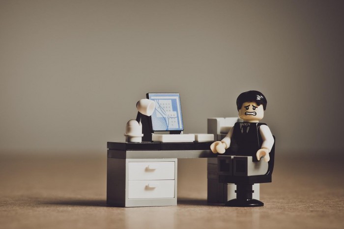 Hamarabb hal meg, aki sokat ül