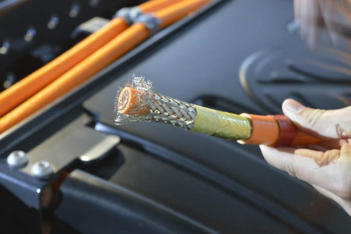 Életmentő kábel került az új Mercibe 11