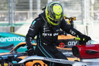F1: Veszélyben Hamilton hétvégéje, kihagyás várhat rá