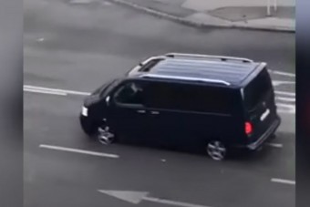 Abroncsok nélkül, felnin veretett végig Budapesten, majd kitört a kerék