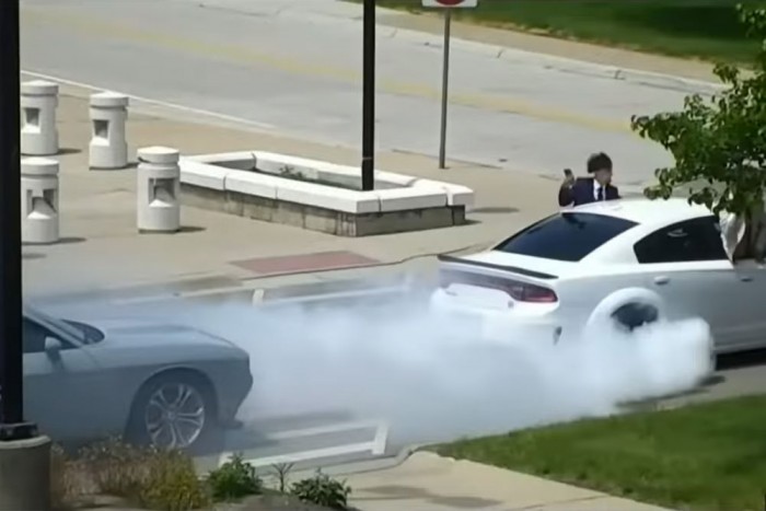 A rendőrség előtt égettek gumit a balfék vagányok