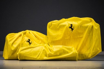 Így néz ki az 11 milliós táskaszett, ami pont passzol a milliárdot érő autóhoz