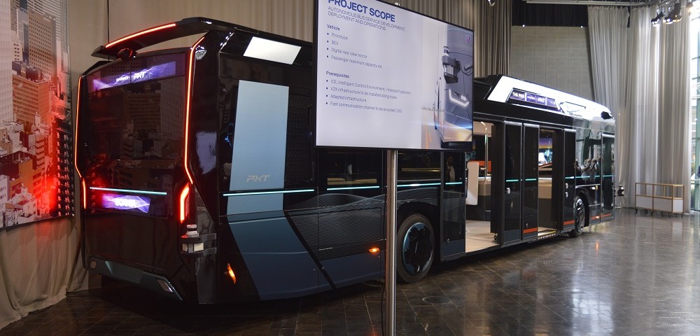 Új önvezető busszal kísérleteznek