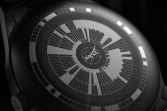 Az űrkutatás előtt tiszteleg ez a karóra, valódi marsi homokkal