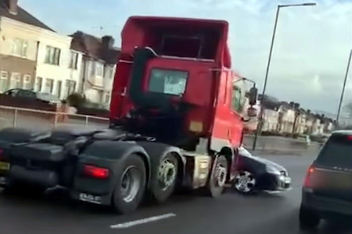 Ezért kerüld nagy ívben a teherautókat