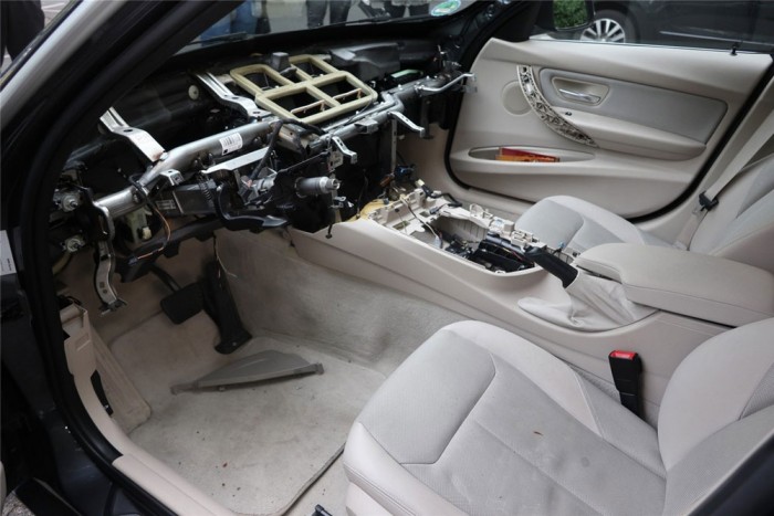 Éjjel, a parkolóban belezték ki ezt a BMW-t 2 Éjjel, a parkolóban belezték ki ezt a BMW-t 2