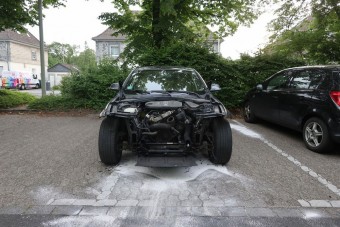 Éjjel, a parkolóban belezték ki ezt a BMW-t